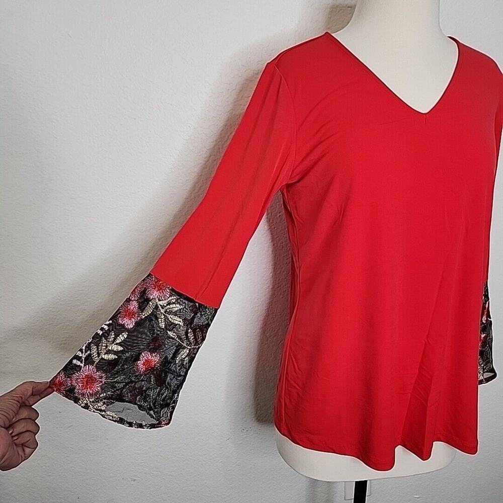 Susan Graver Sm Top Red Liquid Knit 3/4 Bell Sleeve Black Floral Lace Vneck - Picture 3 of 14